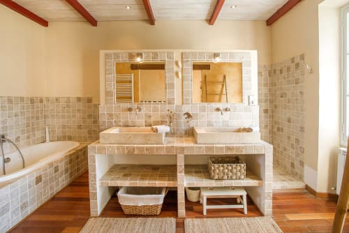 vue d'ensemble d'une salle de bain du mas des olivades