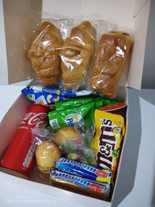 Panier de bienvenue à la Kaz A Bibi BnB à Sainte-Rose, Guadeloupe, avec pâtisseries, snacks et boissons