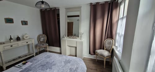 Élégante chambre du cottage Vue D'ici à Saint Valery sur Somme avec vue mer, coiffeuse, fauteuil et accès balcon