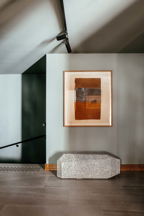Entrée contemporaine du Chalet Mont-Blanc avec œuvre abstraite encadrée, mobilier géométrique en béton et design minimaliste