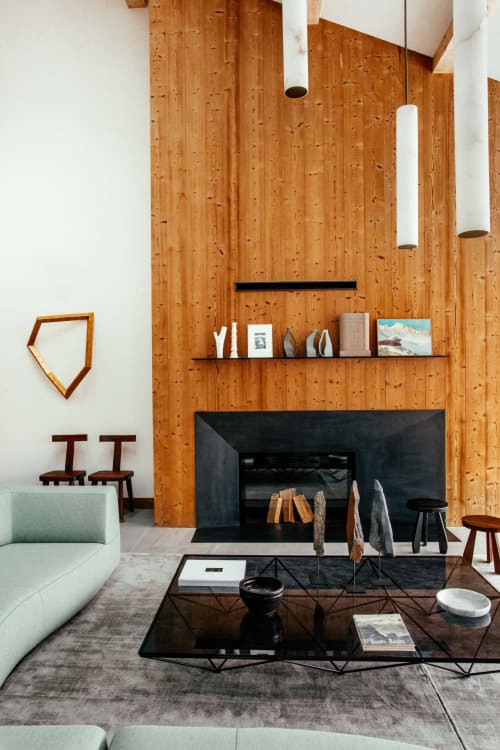 Séjour du Chalet Mont-Blanc à Chamonix : décor en bois moderne, cheminée, mobilier menthe et ambiance montagnarde