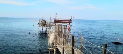 Pontile in legno che si estende nel mare turchese del B&B Le Vajane, Torino di Sangro Italia