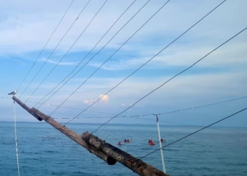 Attrezzatura in legno di una barca sul mare calmo a Le Vajane, Torino di Sangro, rifugio costiero italiano
