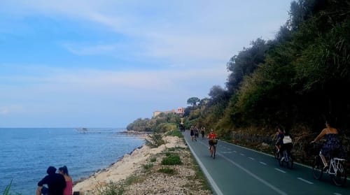 Pista ciclabile costiera presso Le Vajane B&B a Torino di Sangro, Italia, con vista mare e vegetazione di scogliera
