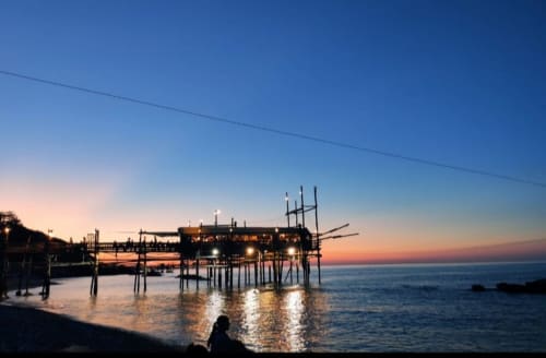 Tramonto sulla spiaggia di Torino di Sangro con la tradizionale struttura di pesca trabucco, Le Vajane nelle vicinanze