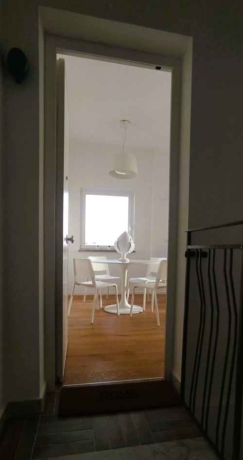 Luminoso ingresso moderno della Bari Vacation B&B, Via Genova, con lampada a sospensione bianca e zona living minimalista