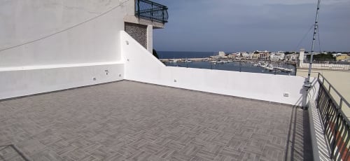 Ampio terrazzo con vista mare nell'appartamento vacanze di Bari, affacciato sulla marina e gli edifici costieri