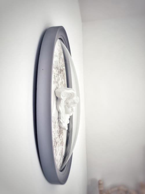 Applique murale grise moderne avec élément décoratif blanc au gîte Manoir Le Coutureau à Rouffignac de Sigoules