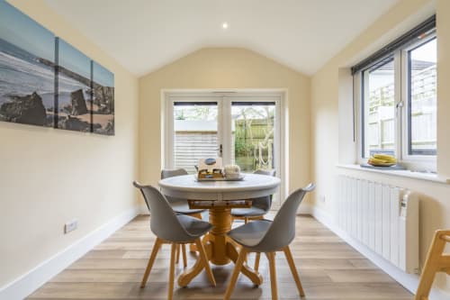 Inviting dining room at Meadow Rise, a charming Cornish holiday property nestled in the picturesque village of St Columb Major, Cornwall. Adorned with modern furniture and illuminated by natural light, the dining area exudes warmth and relaxation. Perfect for enjoying delicious meals with family and friends amidst the tranquil ambiance of the Cornish countryside.