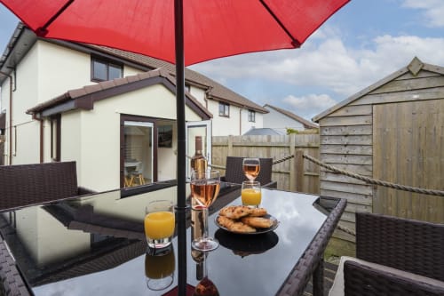 Enjoy the scenic outdoor eating area on the decking at Meadow Rise, a picturesque Cornish holiday property in St Columb Major, Cornwall. Surrounded by lush greenery and bathed in natural sunlight, this charming space offers the perfect setting for al fresco dining experiences. Enjoy family time while savoring delicious meals with loved ones.