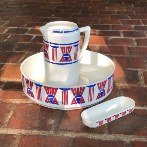Ensemble de cruche en porcelaine française vintage avec motifs géométriques rouges et bleus au Domaine de l'Ocrerie à Pourrain