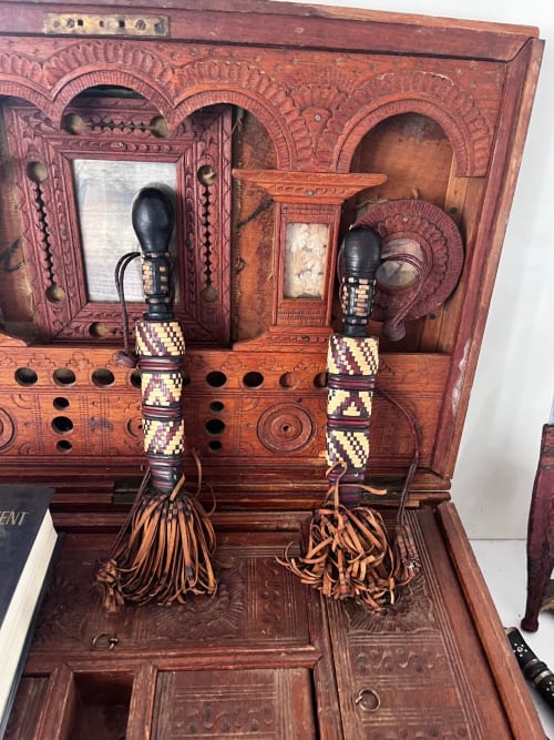 Armoire en bois ornée de détails sculptés et d'éléments décorés à franges au Domaine de l'Ocrerie, Pourrain