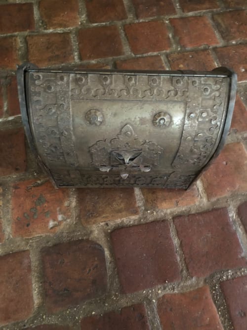 Boîte aux lettres en métal ouvragé fixée sur mur de brique rouge à Domaine de l'Ocrerie, Pourrain