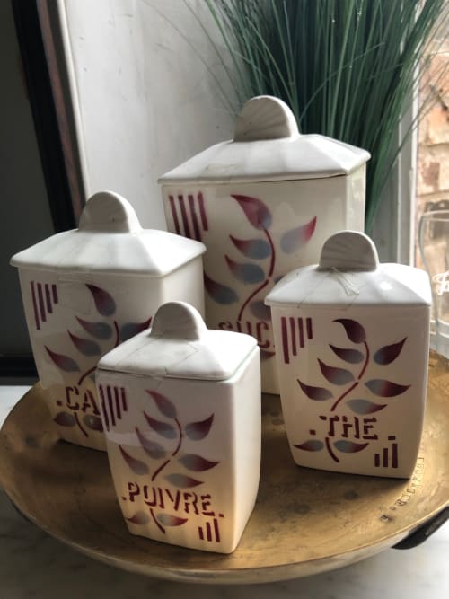 Quatre pots en porcelaine décorés avec des motifs de feuilles bordeaux à la Domaine de l'Ocrerie, Pourrain