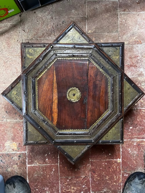 Décoration murale octogonale en bois ouvragé avec incrustation de laiton au Domaine de l'Ocrerie, Pourrain