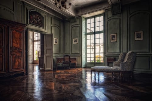 Élégant salon vert du Château De Brie avec mobilier d'époque, parquets et grandes fenêtres donnant sur Champagnac la
