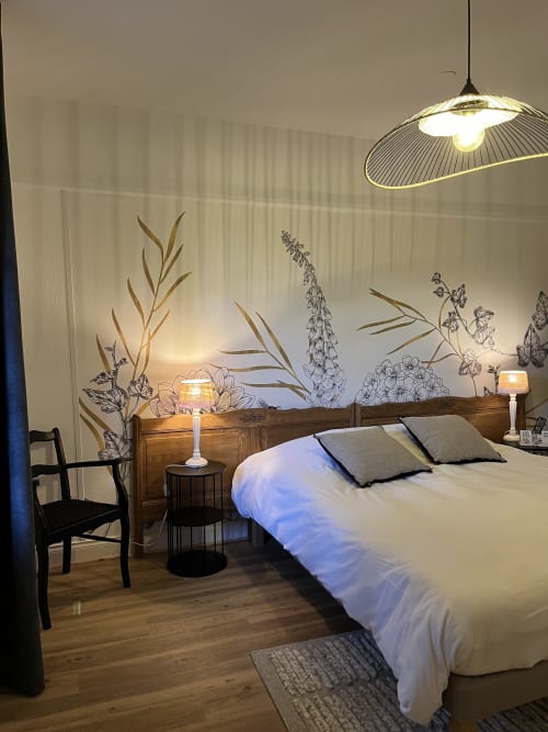 Chambre quadruple suite familiale Hôtel de charme Normand, situé près de Ferry de Dieppe, près de la gare de Dieppe. Vue sur le parc fleuri et la rivière, endroit calme. Séjour, vacances.