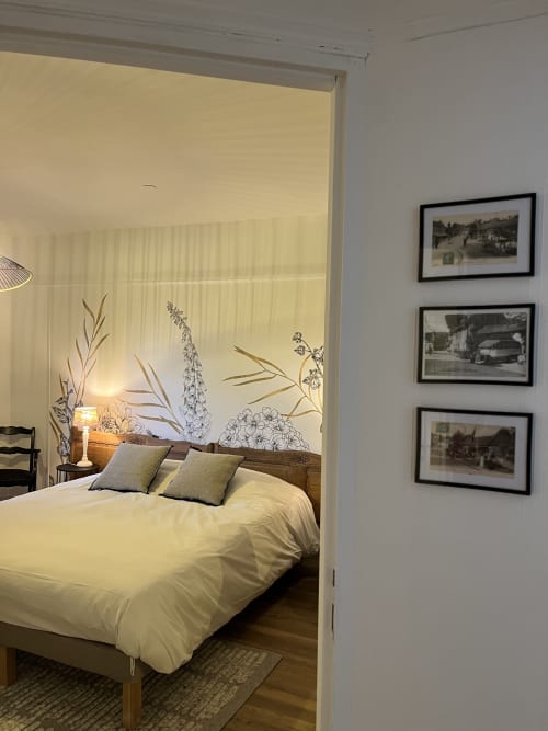 Chambre quadruple suite familiale Hôtel de charme Normand, situé près de Ferry de Dieppe, près de la gare de Dieppe. Vue sur le parc fleuri et la rivière, endroit calme. Séjour, vacances.
