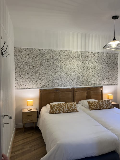 Chambre quadruple suite familiale Hôtel de charme Normand, situé près de Ferry de Dieppe, près de la gare de Dieppe. Vue sur le parc fleuri et la rivière, endroit calme. Séjour, vacances.
