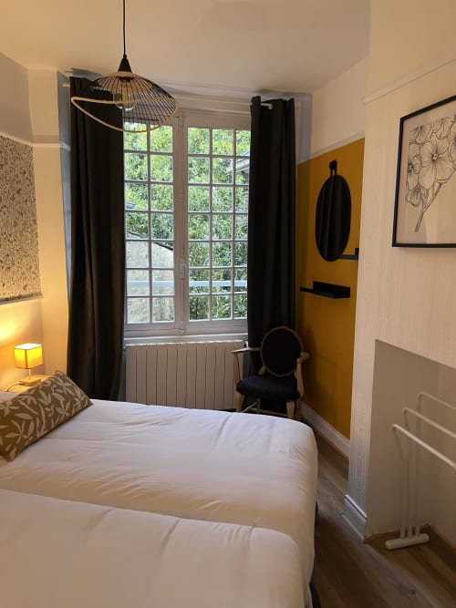 Chambre quadruple suite familiale Hôtel de charme Normand, situé près de Ferry de Dieppe, près de la gare de Dieppe. Vue sur le parc fleuri et la rivière, endroit calme. Séjour, vacances.