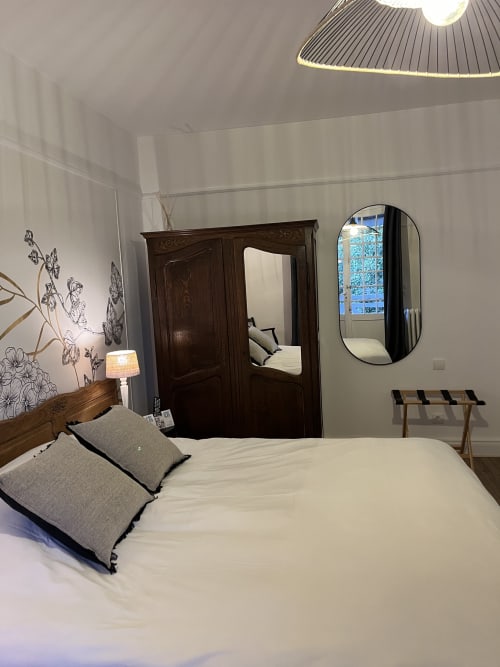 Chambre quadruple suite familiale Hôtel de charme Normand, situé près de Ferry de Dieppe, près de la gare de Dieppe. Vue sur le parc fleuri et la rivière, endroit calme. Séjour, vacances.