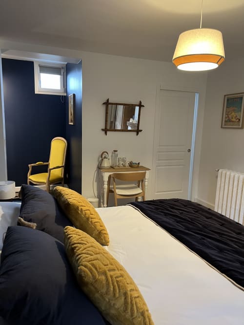 Chambre Double confort Hôtel de charme Normand, situé près de Ferry de Dieppe, près de la gare de Dieppe. Vue sur le parc fleuri et la rivière, endroit calme.