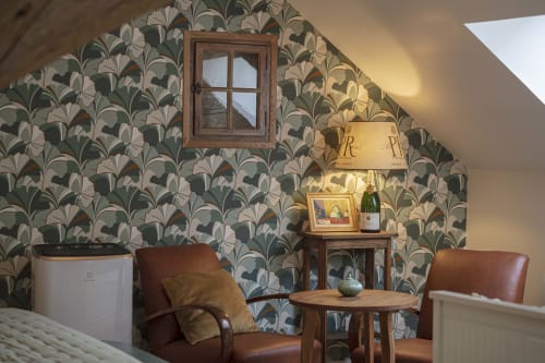 Air-conditioned room -Champagne Pol Roger - antique furniture - wallpaper - wine tourism - near Epernay