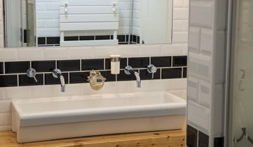 shower room - towel dryer - hair dryer shower products - fluffy towels - La Rétro des olivanies 