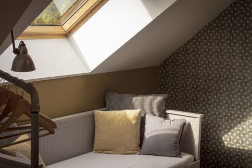 Discover our attic room, a cozy and bright cocoon where you can relax and rejuvenate. Its warm and refined decor, combined with a clear view thanks to the velux, offers you a unique and pleasant living space