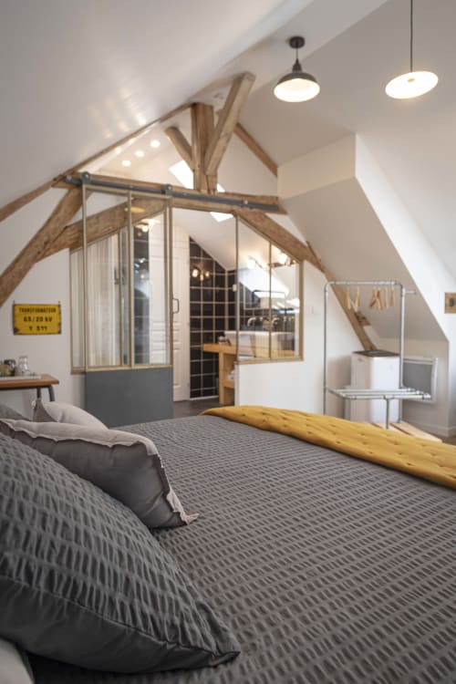Discover our guest room with authentic charm with its industrial decoration and cozy atmosphere. Enjoy a relaxing stay in a warm and comfortable setting.