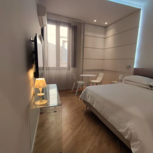 Modern junior suite at Stella CasaBono hotel in Sulmona with twin beds, contemporary furnishings, and natural light from