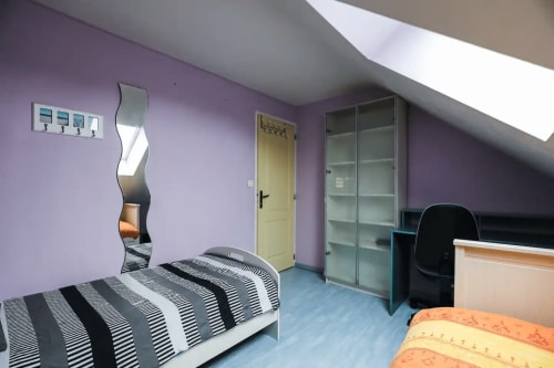 Proche d'Ancenis, chambre lumineuse ,2 lits simple, rangements avec espace bureau 