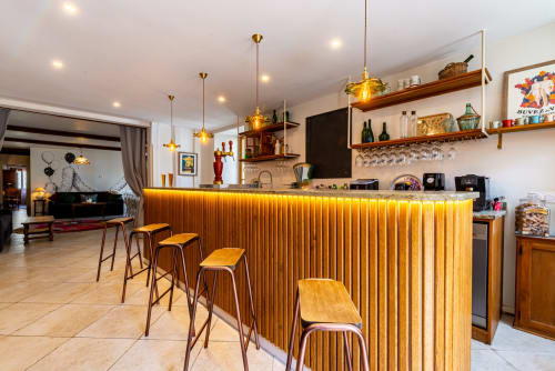 Modern bar counter with wooden stools and ambient lighting in La Maison George apartment, Flavigny sur Ozerain