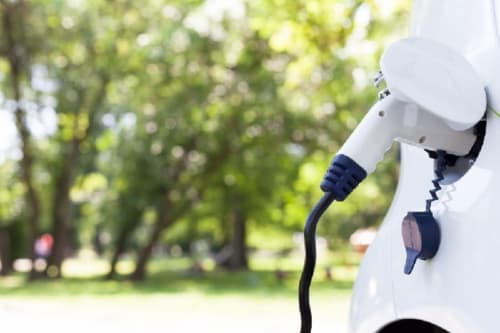Prenez le temps de laisser votre véhicule se recharger sans surveillance : la borne est située juste devant notre réception