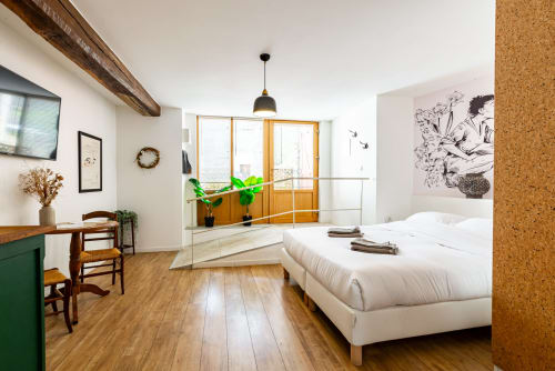 Appartement Logis Camille à La Maison George avec lit, bureau, poutres en bois et vue sur la ville