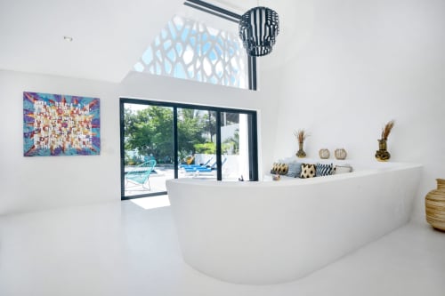 Le salon avec double hauteur de plafond, vue sur la piscine et la mer