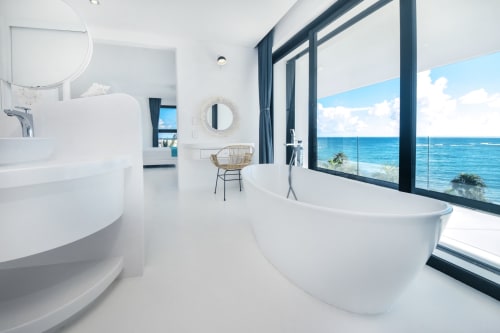 Salle de bain de la suite parentale, avec baignoire face à la mer