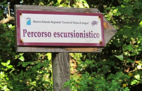Cartello segnaletico del sentiero escursionistico presso la Riserva Naturale Regionale vicino a Le Vajane a Torino di Sangro, Italia