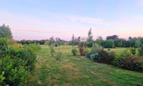 Jardin de la maison Baluden aux couleurs du soir à belle ile en mer - séjour kerdavid ile