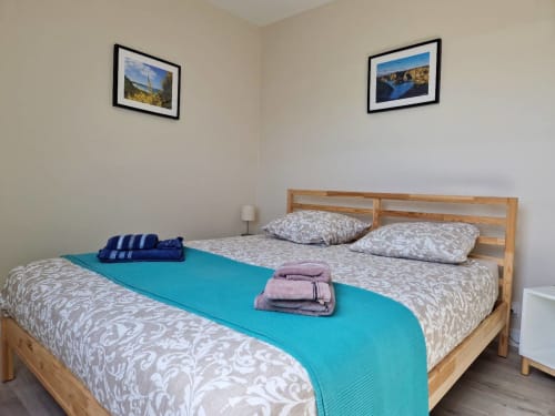 Chambre grand lit de 160 maison herlin pour vos vacances à belle ile en mer - les maisons de kerdavid ile