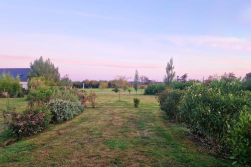 Jardin de la maison Herlin avec vue dégagée sur le grand parc ressourcez vous en vacances aux maisons de kerdavid ile à belle île en mer