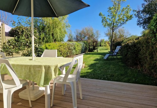 Terrasse et jardin de la maison "Port Andro", au calme et entourée de verdure - séjour aux maisons de Kerdavid ile à Belle ile en mer