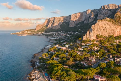 Scopri le case vacanze Snoozzze a Palermo: scegli tra appartamenti accoglienti e confortevoli nel cuore della città. Vivi un soggiorno indimenticabile in una casa vacanze a Palermo, a due passi dalle principali attrazioni e dalla vera atmosfera siciliana.