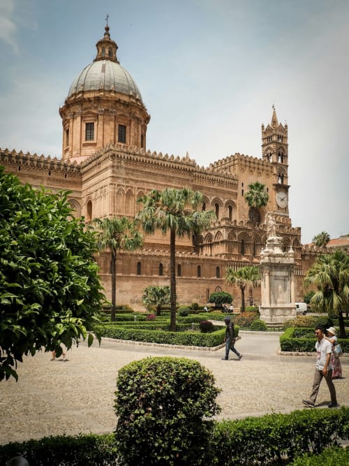 Scopri le case vacanze Snoozzze a Palermo: scegli tra appartamenti accoglienti e confortevoli nel cuore della città. Vivi un soggiorno indimenticabile in una casa vacanze a Palermo, a due passi dalle principali attrazioni e dalla vera atmosfera siciliana.