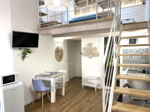 Modern loft apartment at Catalogna10 in Alghero with mezzanine bedroom, kitchenette, and contemporary decor