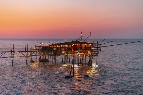 Struttura di un ristorante sul lungomare illuminato al tramonto, Le Vajane, Torino di Sangro, Italia
