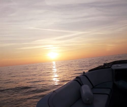 Tramonto sul Mare Adriatico dalla barca presso Le Vajane, Torino di Sangro, Italia