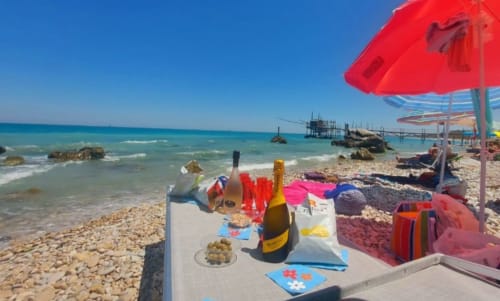 Pic-nic in spiaggia presso Le Vajane B&B a Torino di Sangro con vino, stuzzichini, ombrellone e vista mare