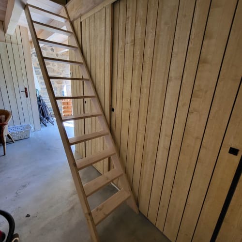 Escalier moderne en bois aux marches ouvertes du gîte Le Four au Mas De Rigoulac, Argences-en-Aubrac