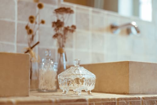 décoration dans la salle de bain du mas des olivades